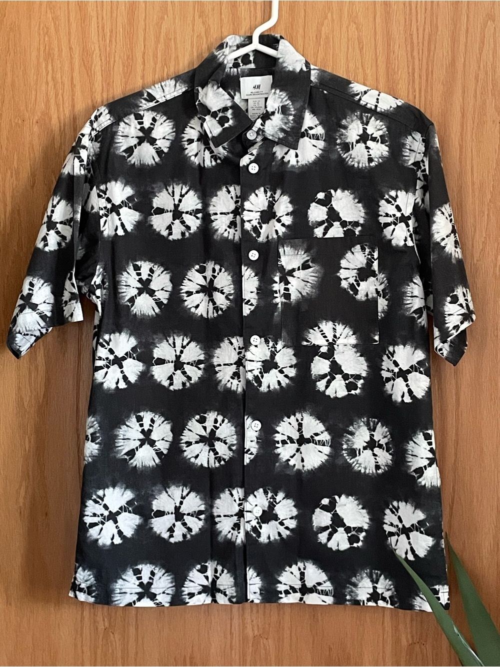 H&M Black and White Tie-Dye Short Sleeve Button-Down Shirt